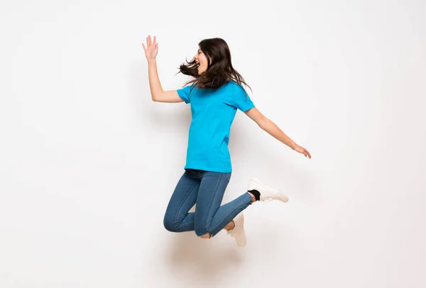 Dospívající dívka, která skočila přes izolované bílá zeď — Stock fotografie