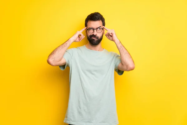 Hombre Con Barba Camisa Verde Teniendo Dudas Pensando — Foto de Stock