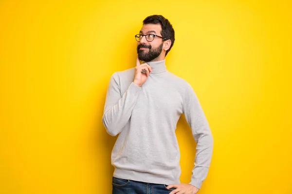 Hombre Con Barba Cuello Alto Pensando Una Idea Mientras Mira —  Fotos de Stock