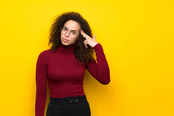 Mujer Dominicana Con Suéter Cuello Alto Con Problemas Para Hacer —  Fotos de Stock