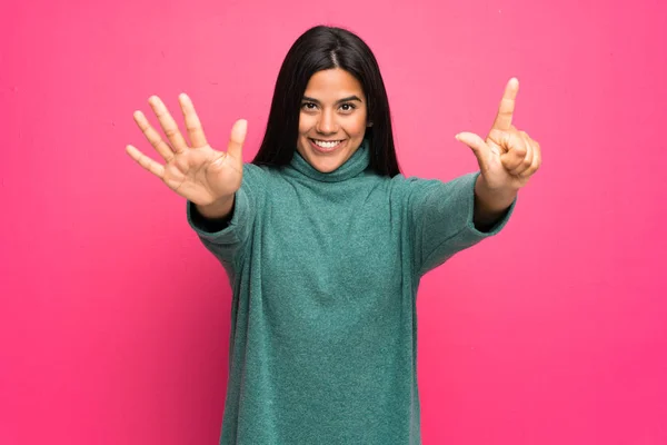 Jovem Colombiana Com Camisola Verde Contando Sete Com Dedos — Fotografia de Stock