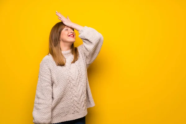 Roodharige Vrouw Gele Muur Heeft Gerealiseerd Iets Die Voornemens Oplossing — Stockfoto