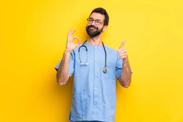 Sebész Orvos Ember Találat Táblával Giving Megjelöl Gesztus Egy Hüvelykujj — Stock Fotó