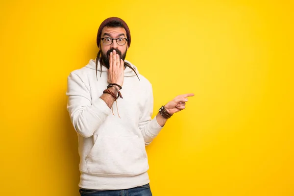 Hippie Hombre Con Rastas Señalando Dedo Lado Con Una Cara — Foto de Stock