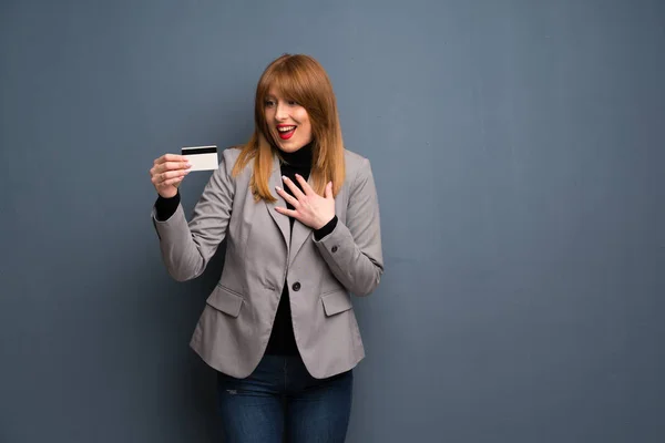 Κοκκινομάλλης Γυναίκα Κρατώντας Μια Πιστωτική Κάρτα Και Έκπληκτος — Φωτογραφία Αρχείου