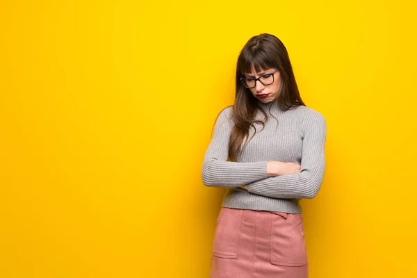 Žena Brýlemi Přes Žlutou Stěnu Smutným Depresivním Výrazem — Stock fotografie