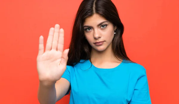 Ragazza Adolescente Con Camicia Blu Facendo Gesto Stop Con Mano — Foto Stock