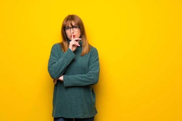 Kobieta Okularach Żółty Ścianę Wyświetlono Oznaką Gest Ciszy Kładąc Palec — Zdjęcie stockowe