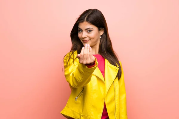 Chica Adolescente Sobre Pared Rosa Invitando Venir Con Mano Feliz —  Fotos de Stock