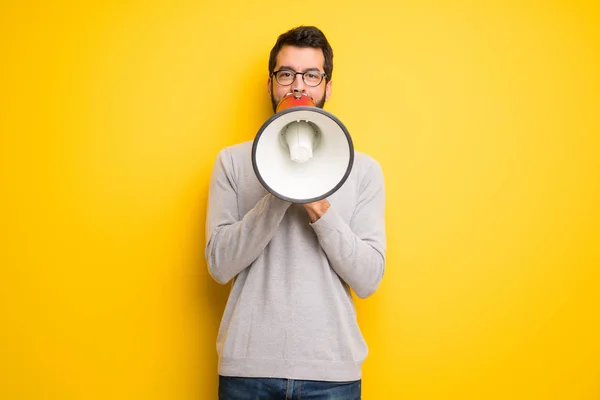 Man Met Baard Coltrui Schreeuwen Door Een Megafoon Kondigen Iets — Stockfoto