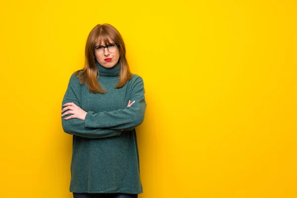 不調を感じる黄色の壁で眼鏡を持つ女性 — ストック写真