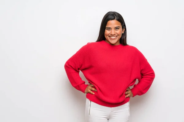 Jonge Colombiaanse Meisje Met Rode Trui Poseren Met Armen Hip — Stockfoto