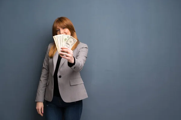 Bir Sürü Para Alarak Redhead Kadını — Stok fotoğraf