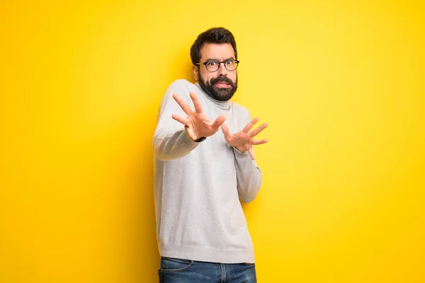 Homme Avec Barbe Col Roulé Est Peu Nerveux Effrayé Étirant — Photo