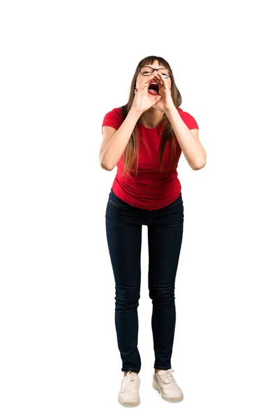 Kadın Tam Uzunlukta Atış Bağırarak Bir Şey Ilan Gözlüklü — Stok fotoğraf