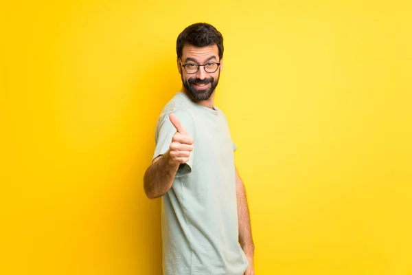 Man Met Baard Groen Shirt Geven Een Thumbs Gebaar Omdat — Stockfoto