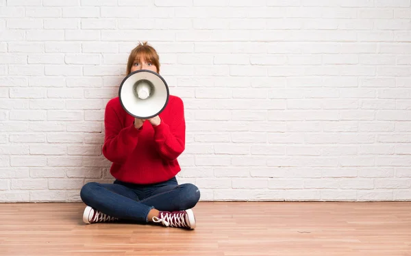 Femme Rousse Assise Sur Sol Criant Travers Mégaphone — Photo