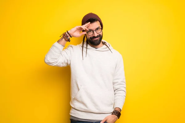 Hippie Man Med Dreadlocks Salutera Med Hand — Stockfoto