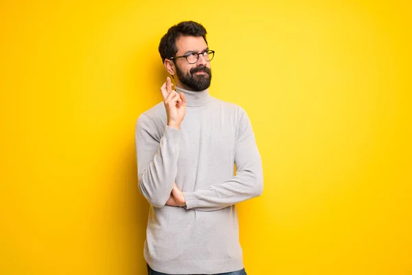 Homem Com Barba Gola Alta Com Dedos Cruzando Desejando Melhor — Fotografia de Stock