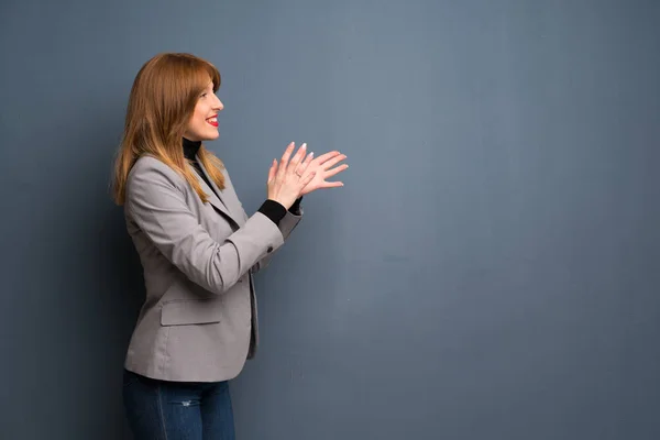 Redhead Obchodní Žena Tleskají Prezentaci Konferenci — Stock fotografie