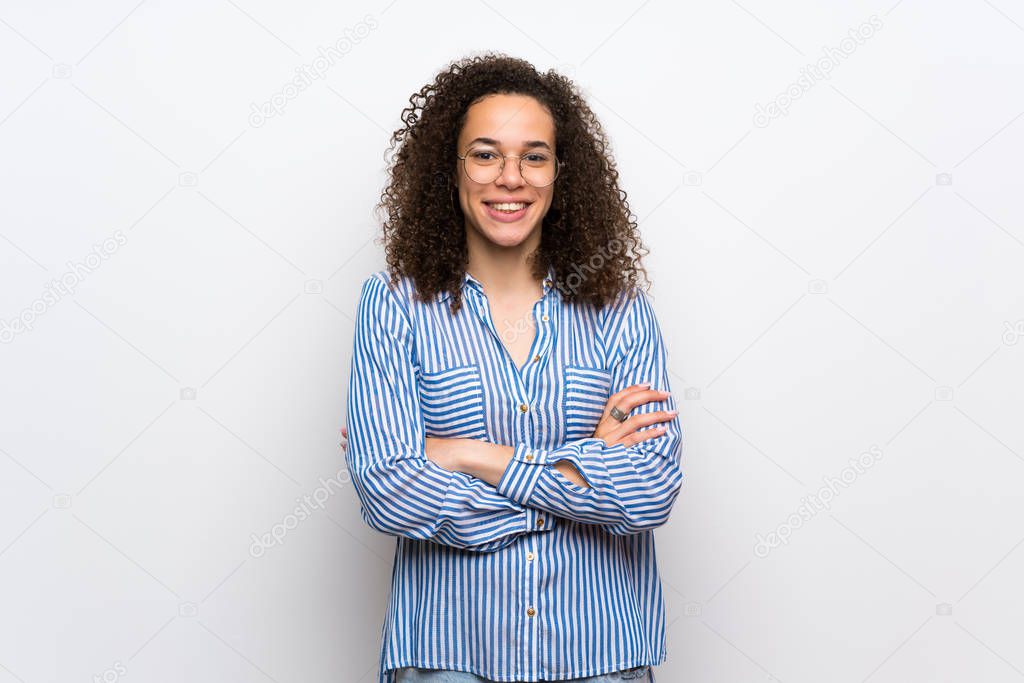 Dominican woman with striped shirt keeping the arms crossed in frontal position
