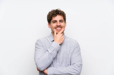 Sarışın adam gülüyor izole beyaz duvar üzerinde