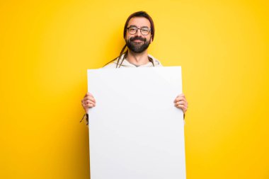 Hippi adam için boş bir afiş tutarak dreadlocks ile eklemek bir kavram