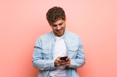 Sarışın adam pembe duvar mobil ileti gönderme