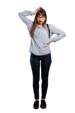 Gözlüklü kadın tam uzunlukta atış hayal kırıklığı ve anlayış değil bir ifade ile