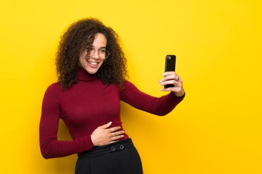 Bir selfie yapma boğazlı kazak ile Dominik kadın