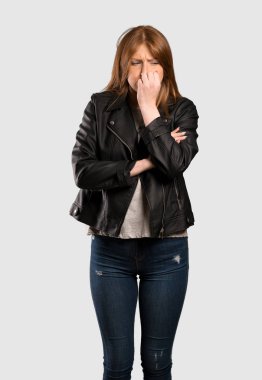 İzole gri arka plan üzerinde şüpheleri genç Kızıl saçlı kadın