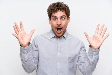 Sarışın adam sürpriz yüz ifadesi ile izole beyaz duvar üzerinde