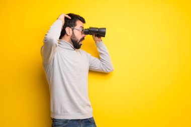 Adam sakal ve balıkçı yaka ve Uzaktan dürbünle bakıyor