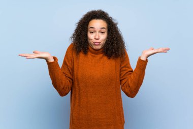 El yetiştirirken şüphe sahip kıvırcık saçlı Dominik kadın