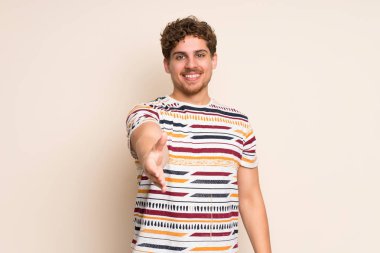 İyi bir anlaşma kapanış tokalaşırken izole duvarın üzerinden sarışın adam