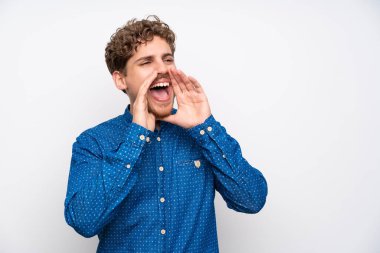 Sarışın mavi gömlek ile ağız açık bağıran adamla