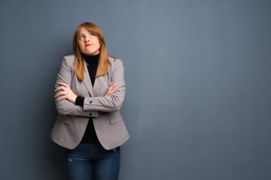 Omuz kaldırma sırasında jest yapma redhead iş kadını şüpheler