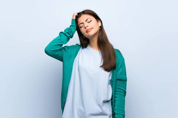 Tiener Meisje Blauwe Muur Met Een Uiting Van Frustratie Niet — Stockfoto