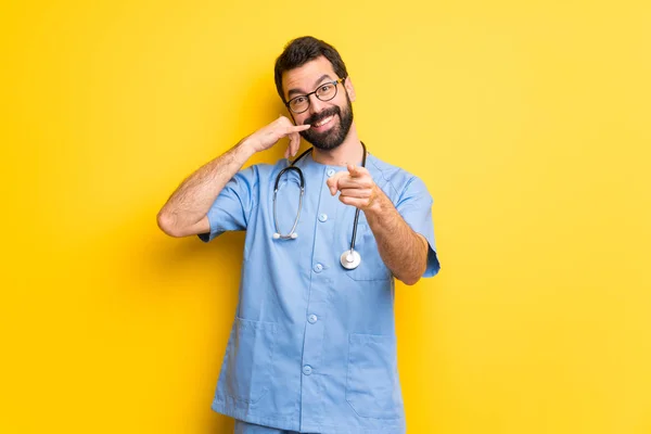 Kirurgen Läkare Man Gör Telefonen Gest Och Pekar Front — Stockfoto