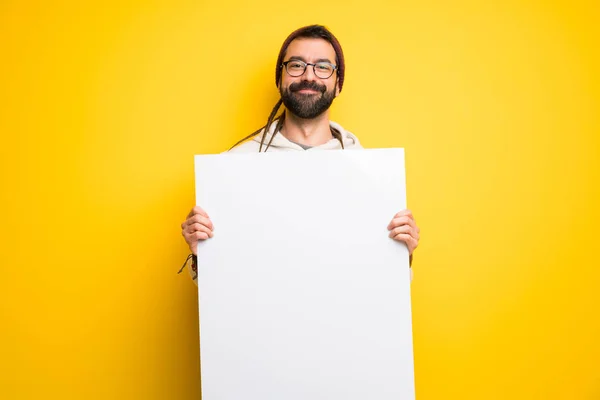 Hippie Homem Com Dreadlocks Segurando Cartaz Vazio Para Inserir Conceito — Fotografia de Stock