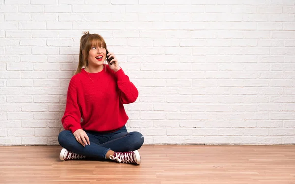 Κοκκινομάλλης Γυναίκα Χωροθέτηση Στο Πάτωμα Κρατώντας Μια Συνομιλία Κινητό Τηλέφωνο — Φωτογραφία Αρχείου