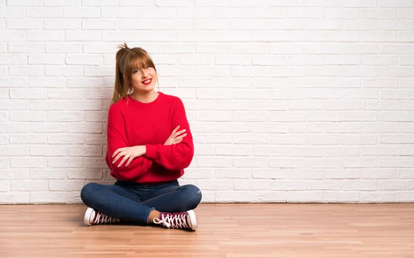 Rothaarige Frau Sitzt Mit Verschränkten Armen Auf Dem Boden Und — Stockfoto