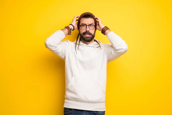 Hippie Man Met Dreadlocks Neemt Handen Het Hoofd Omdat Heeft — Stockfoto