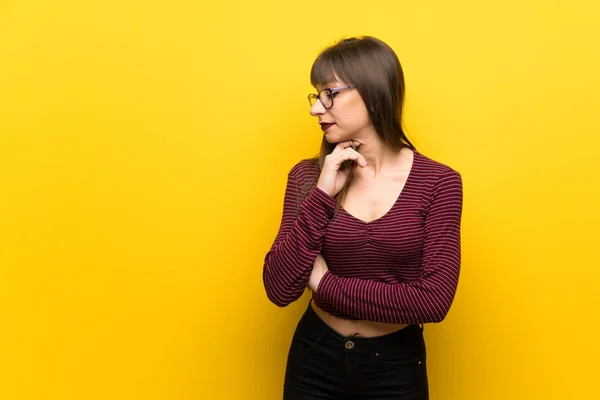 Yan Görünümlü Sarı Duvar Üzerinde Gözlük Ile Kadın — Stok fotoğraf