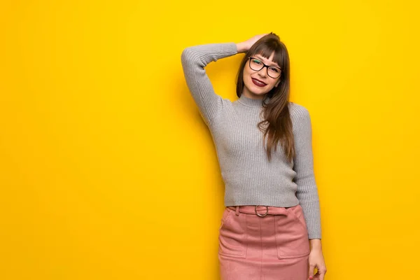 Žena Brýlemi Nad Žluté Zdi Úsměvem — Stock fotografie