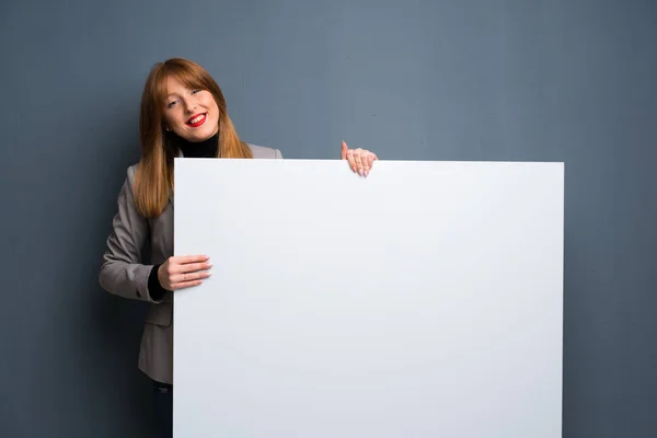 Mulher Negócios Ruiva Segurando Cartaz Vazio Para Inserir Conceito — Fotografia de Stock