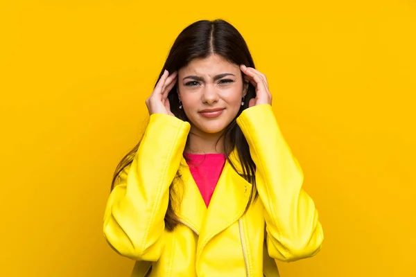 Tinédzser Lány Boldogtalan Frusztrált Valami Sárga Falon Negatív Mimikai — Stock Fotó