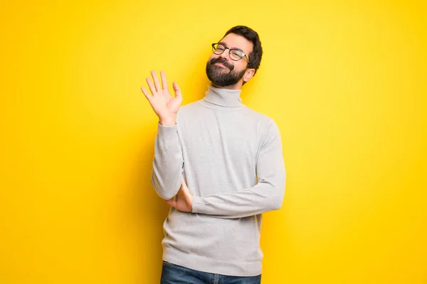 Homme Barbe Col Roulé Saluant Main Avec Une Expression Heureuse — Photo