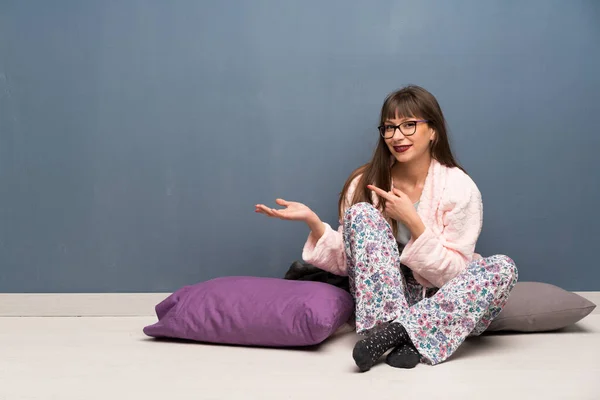 Mujer Pijama Suelo Sosteniendo Espacio Copia Imaginario Palma Mano Para — Foto de Stock