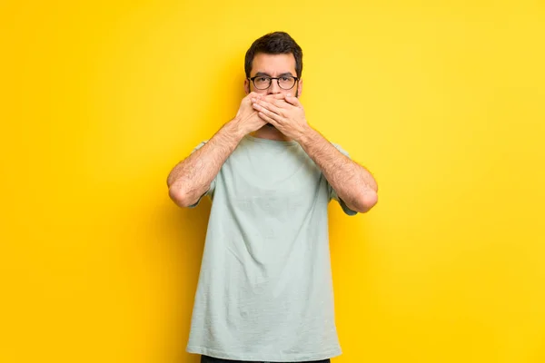 Man Beard Green Shirt Covering Mouth Hands Saying Something Inappropriate — Stock Photo, Image